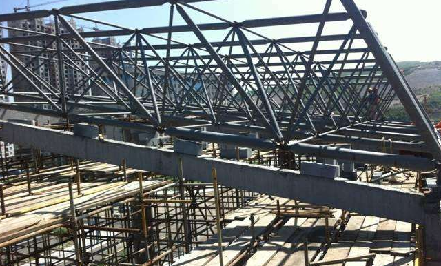 廊坊简述网架公司的黑色压型钢板的吊装步履